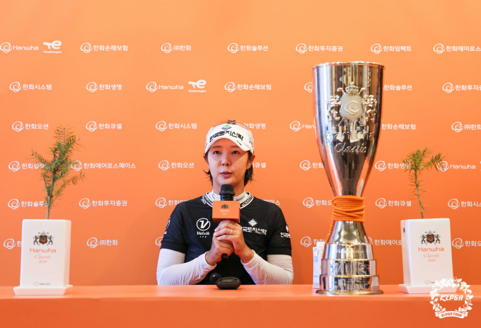 박지영이 KLPGA 투어 한화 클래식 우승 후 기자 회견을 하는 모습. /사진= KLPGA
