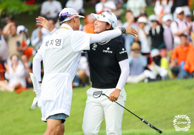 [사진] '한화클래식 2024' 우승 차지하고 캐디와 기쁨 나누는 박지영