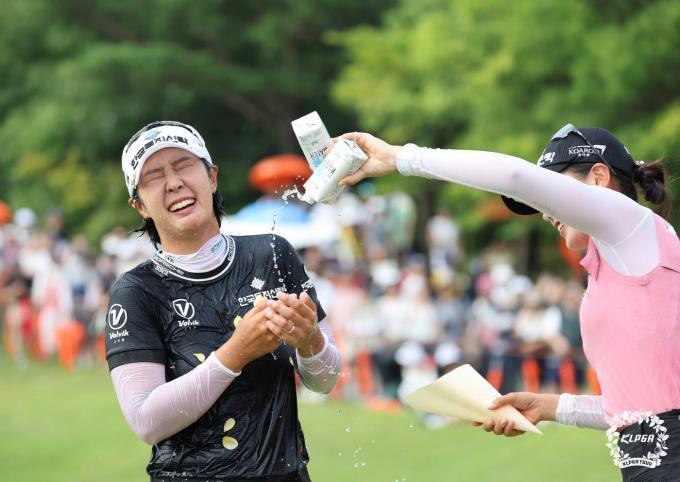 25일 강원도 춘천에 위치한 제이드팰리스GC에서 열린 '한화 클래식 2024' FR에서 우승한 박지영이 동료 박현경으로부터 축하 물세례를 받고 있다. (KLPGT 제공) 2024.8.25/뉴스1