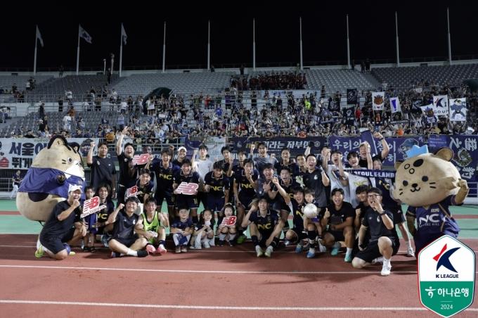 수원 삼성을 꺾고 기뻐하는 서울 이랜드(한국프로축구연맹 제공)