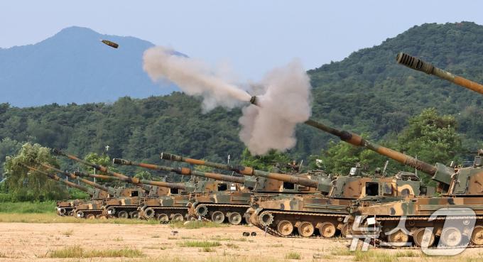 육군 제7포병여단이 운용하는 K9A1 자주포가 20일 오전 강원도 철원군 문혜리사격장에서 열린 '을지 자유의 방패(UFS)' 연습 연계 지상군구성군사령부(지구사) 대화력전 훈련에서 포탄을 발사하고 있다. 2024.8.20/뉴스1 ⓒ News1 구윤성 기자