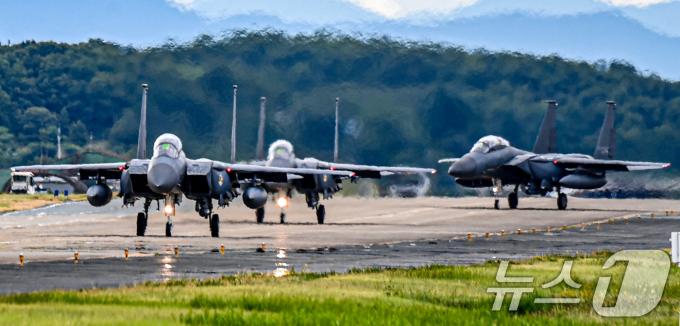 공군 제11전투비행단 F-15K 전투기들이 훈련에 앞서 지상활주하고 있다. (공군 제공) 2024.8.20/뉴스1