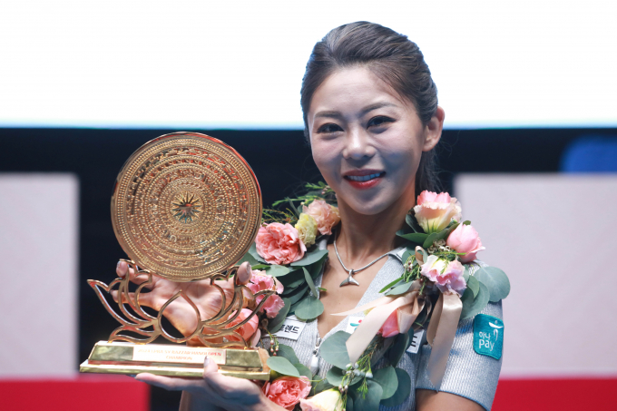 김가영이 지난 25일(한국시각) 베트남 하노이 그랜드플라자호텔에서 열린 김세연과의 ‘2024 LPBA 에스와이 바자르 하노이 오픈’ 결승전에서 세트스코어 4-1(11-7 11-7 7-11 11-0 11-0)로 승리하며 통산 8번째 우승을 차지했다. 사진은 우승 트로피를 들고 환호하는 김가영. /사진=PBA