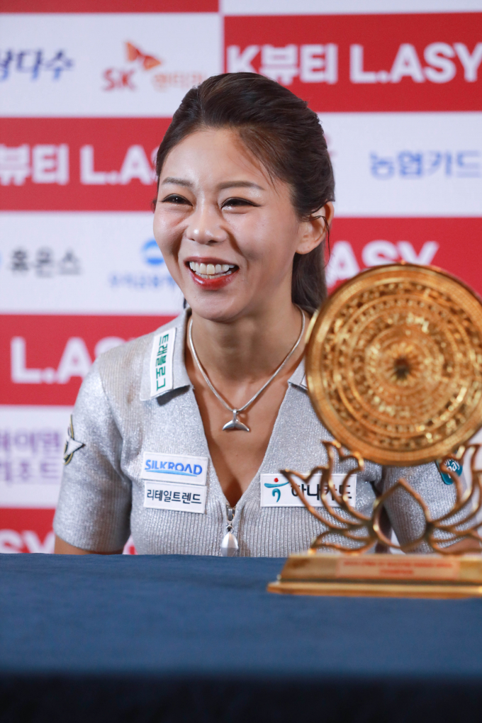김가영이 지난 25일(한국시각) 베트남 하노이 그랜드플라자호텔에서 열린 김세연과의 ‘2024 LPBA 에스와이 바자르 하노이 오픈’ 결승전에서 세트스코어 4-1(11-7 11-7 7-11 11-0 11-0)로 승리하며 통산 8번째 우승을 차지했다. 사진은 우승 이후 기자회견에 임하는 김가영. /사진=PBA