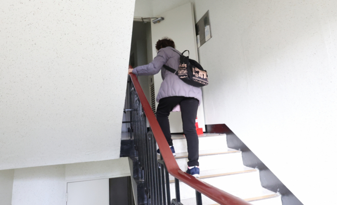 심야 시간대 엘리베이터 사용을 자제해달라는 주민의 벽보 사진이 온라인상에 올라오며 화제되고 있다. 사진은 아파트 주민이 걸어서 계단을 오르는 모습. /사진=뉴스1