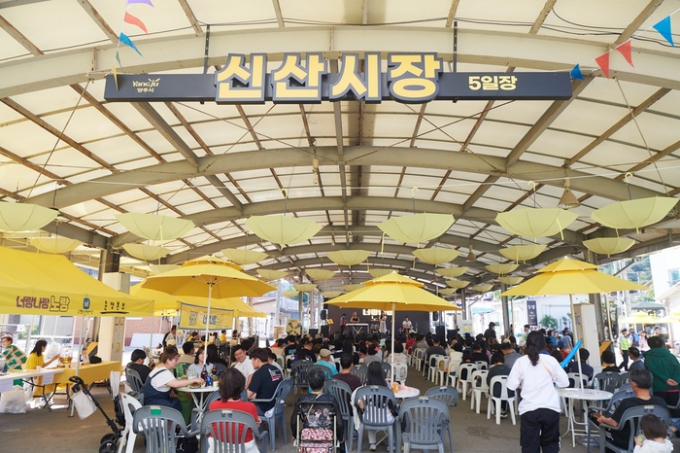 '2024년 양주시 신산리 너랑나랑노랑 축제'가 한창인 신산시장. / 사진제공=양주시