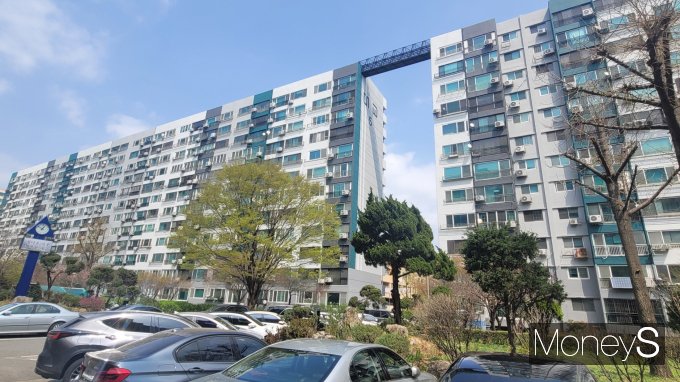 준공 50여년이 된 서울 여의도 대교아파트가 최고 49층 아파트로 재탄생 된다. 사진은 여의도 대교아파트. /사진=김창성 기자