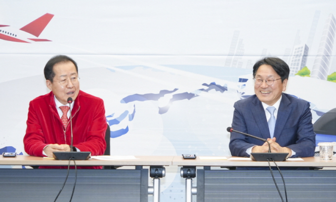 강기정 광주광역시장(오른쪽)과 홍준표 대구광역시장이 지난 2월28일 오후 대구시청 산격청사에서 열린 제2기 달빛동맹발전위원회 출범식에 참석해 인사말을 하고 있다./사진=광주시