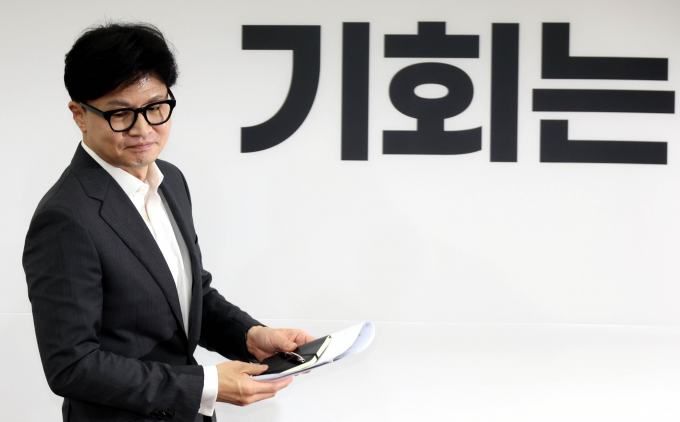 한동훈 국민의힘 대표가 양당 대표회담 생중계를 고집하지 않겠다고 말했다. 사진은 한 대표가 26일 서울 여의도 국회에서 열린 최고위원회의에 참석한 모습. /사진=뉴시스