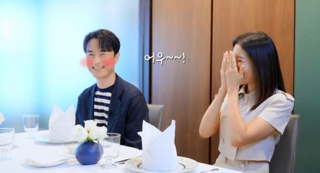 배우 김병철과 윤세아의 찰떡 케미에 엄정화가 "둘이 사귀나?"라며 장난스런 질문을 건넸다. /사진=엄정화 유튜브 캡처
