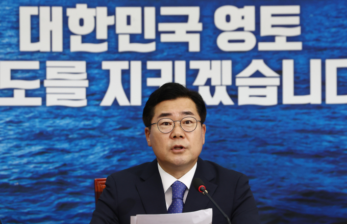 박찬대 더불어민주당 원내대표가 한동훈 국민의힘 대표를 향해 제3자 추천 채상병 특검법 발의를 26일까지 하라고 말했다. 사진은 박 원내대표가 26일 서울 여의도 국회에서 열린 최고위원회의에서 모두 발언하는 모습. /사진=뉴스1