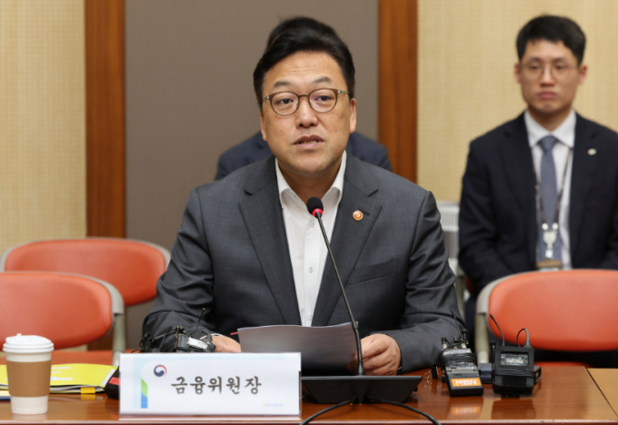 김병환 금융위원장이 이달 29일 증권사 CEO(최고경영자)들과 만나 업계 현안을 논의할 예정이다. 김병환 금융위원장이 23일 오전 서울 중구 농협은행 본점에서 열린 금융권 여신거래 안심차단 시행 관련 간담회에서 발언하고 있다. /사진=뉴시스 황준선 기자 