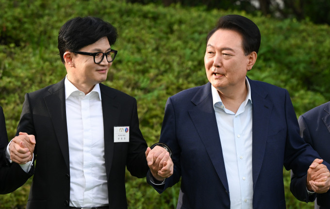 윤석열 대통령과 국민의힘 지도부가 오는 30일 만찬 회동에서 9월 정기국회 전 국정 현안을 논의할 것으로 보인다. 사진은 윤 대통령(오른쪽)이 지난달 24일 서울 용산구 대통령실 청사에서 국민의힘 신임지도부 만찬에 앞서 한동훈 국민의힘 대표와 대화하는 모습. /사진=뉴스1 