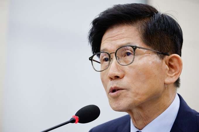 김문수 고용노동부 장관 후보자가 과거 논란이 된 박근혜 전 대통령 옹호 발언에 대해 "뇌물을 알지도 못하고 받을 사람도 아니다"라고 주장했다. 사진은 김 후보자가 26일 서울 여의도 국회 환경노동위원회에서 열린 인사청문회에 출석해 의원 질의에 답변하는 모습. /사진=뉴스1