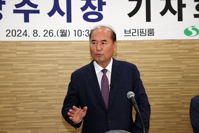 강영석 상주시장이 26일 상주시청 브리핑룸에서 기자회견을 하고 있다./사진제공=경북 상주시