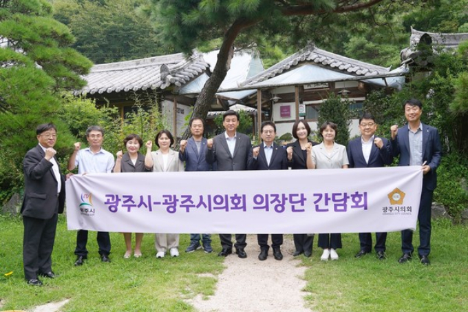 26일 제9대 광주시의회 후반기 의장단이 새롭게 구성됨에 따라 방세환 시장(가운데)은 허경행 시의회 의장, 박상영 부의장, 최서윤 의회운영위원장, 오현주 행정복지위원장, 조예란 도시환경위원장을 비롯한 시청 간부 공무원들이 간담회를 가졌다. / 사진제공=광주시 