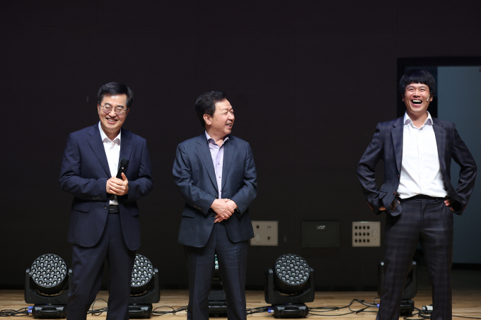  26일 오후 경기도청 1층 다산홀에서 열린 경기 청렴이음 페스타에서 김동연 경기도지사(왼쪽)가 청렴상황극에 참여하고 있다. 사진제공=경기도