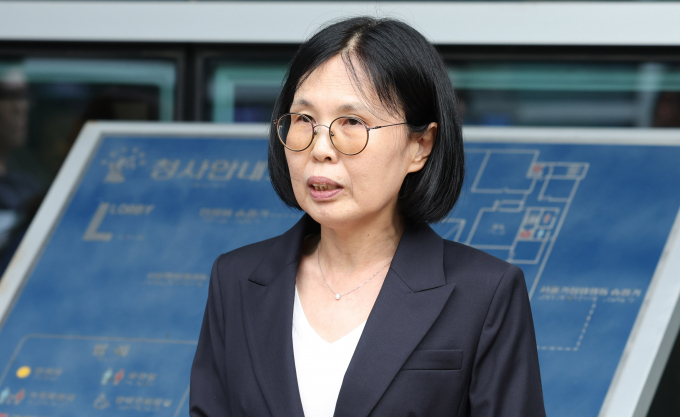 최태원 SK그룹 회장의 동거인인 김희영 티앤씨재단 이사장이 노소영 아트센터 나비 관장에게 26일 위자료 20억원을 지급하며 사실상 소송이 종결됐다. 사진은 김 이사장 측 법률대리인인 배인구 변호사가 지난 22일 서울 서초구 가정법원에서 열린 '노소영 아트센터 나비 관장의 최태원 SK그룹 회장의 동거인 김희영 티앤씨재단 이사장 상대 30억 손해배상 청구 소송' 1심 선고공판을 마친 뒤 취재진의 질문에 답변하는 모습. /사진=뉴시스