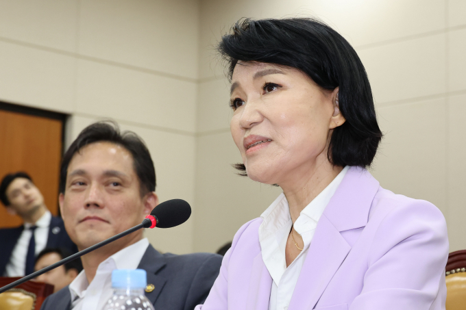 법원이 새로 임명된 MBC 대주주 방송문화진흥회 이사 6명 임명 집행정지 신청을 인용했다. 사진은 이진숙 방송통신위원장(오른쪽)이 지난 14일 서울 여의도 국회에서 열린 과학기술정보방송통신위원회 전체회의 불법적 방문진 이사 선임 등 방송장악 관련 2차 청문회에서 의원들 질의에 답하는 모습. /사진=뉴시스