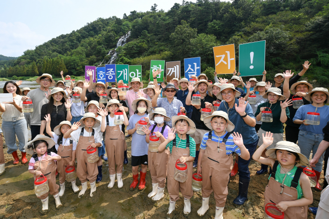 현대모비스가 멸종위기 생물 복원사업의 일환으로 충북 진천 미호강 일대에서 천연기념물이자 멸종위기종인 미호종개 3천마리를 방류했다. /사진=현대모비스