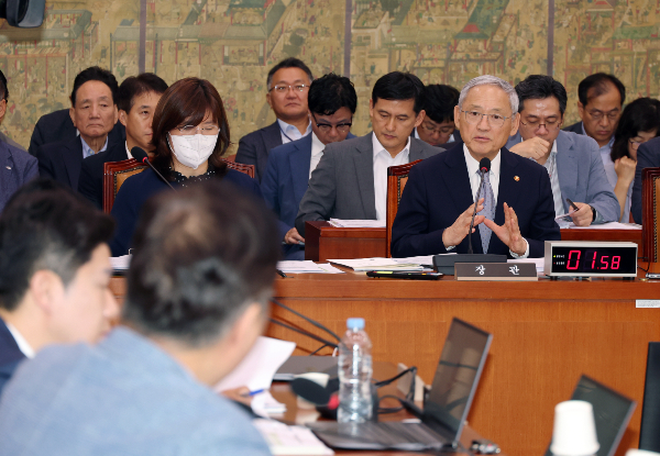 사진은 26일 문광위 전체회의에서 의원들 질의에 답하는 유인촌 문화체육관광위원회 장관. /사진=뉴시스