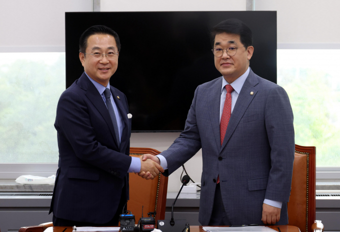 여·야가 다음달 2일 22대 첫 정기국회 개회식을 진행하기로 합의했다. 사진은 배준영 국민의힘 원내수석부대표(오른쪽)와 박성준 더불어민주당 원내수석부대표가 26일 서울 여의도 국회에서 정기국회 일정 합의 관련 브리핑 전 악수하는 모습. /사진=뉴시스
