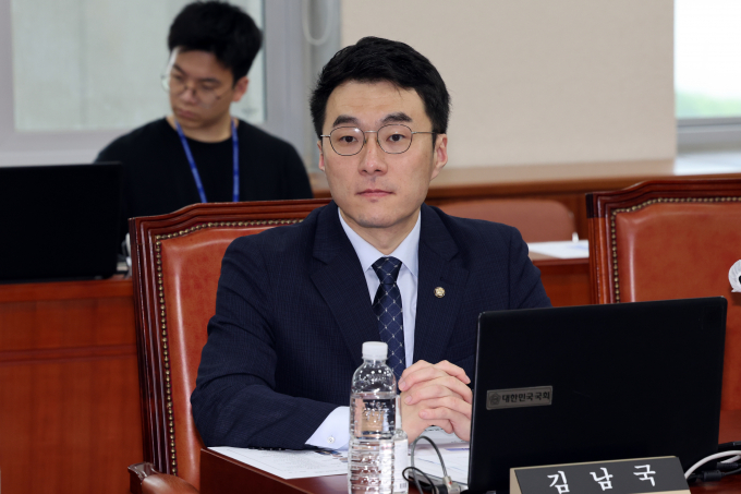 거액의 가상자산을 보유해 각종 의혹에 휩싸인 김남국 전 의원이 재판에 넘겨졌다.사진은 지난해 9월 서울 여의도 국회에서 열린 교육위원회 전체회의에 참석한 김남국 더불어민주당 전 의원. /사진=뉴스1