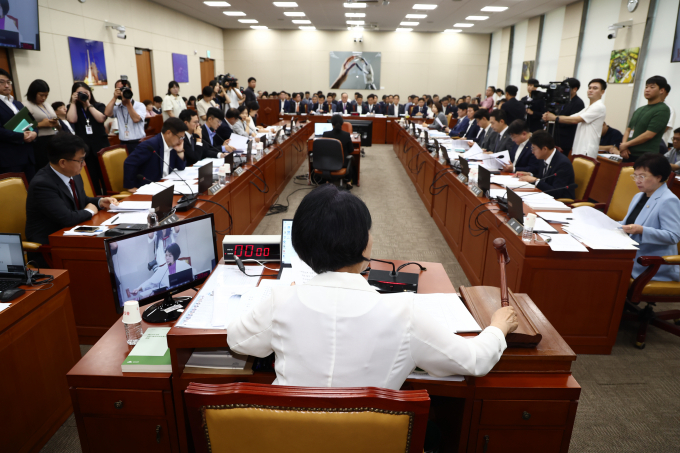 삼성전자에서 안전장치 연결 오류 문제로 작업자 2명이 기준치 최대 188배가 넘는 방사선에 피폭됐다. 26일 최민희 과학기술정보방송통신위원징이 전체회의에서 의사봉을 두드리고 있다. /사진=뉴스1