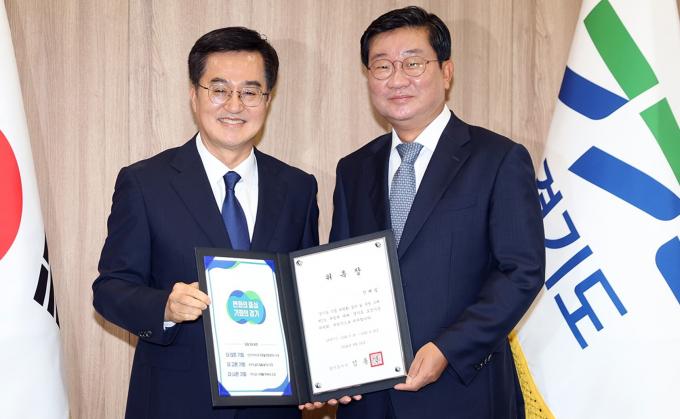 26일 경기도청 도지사 집무실에서 김동연 경기도지사(왼쪽)가 전해철 신임 경기도 도정자문위원장에게 위촉장을 전달하고 있다. 사진제공=경기도