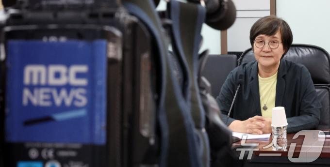 [사진] 방문진 이사 임명정지 법원 판정에 입장 밝히는 권태선 이사