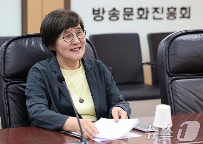 [사진] 미소 짓는 권태선 방문진 이사