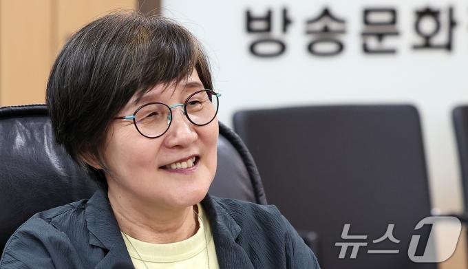 [사진] 미소 짓는 권태선 방문진 이사