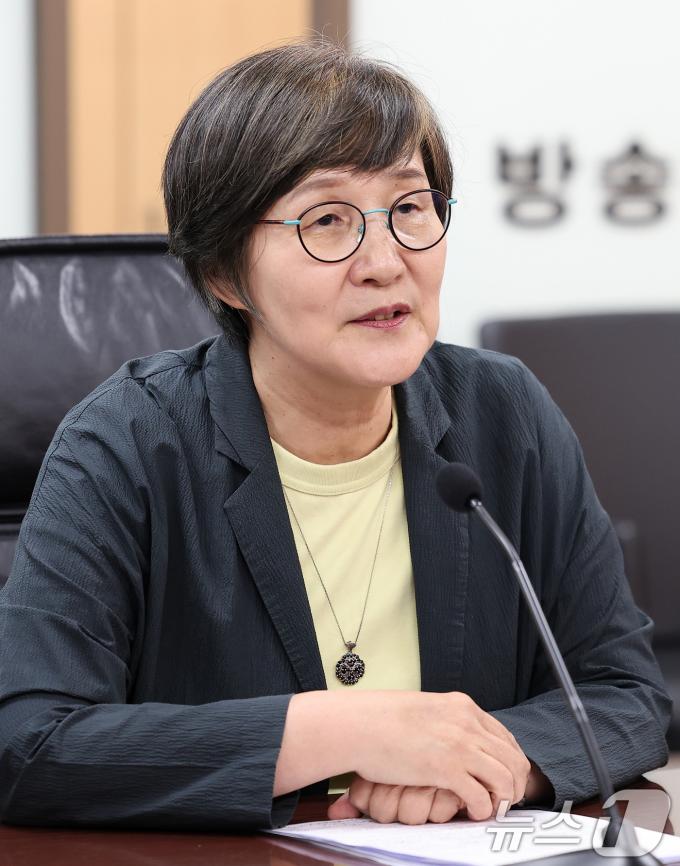 [사진] 입장 밝히는 권태선 이사