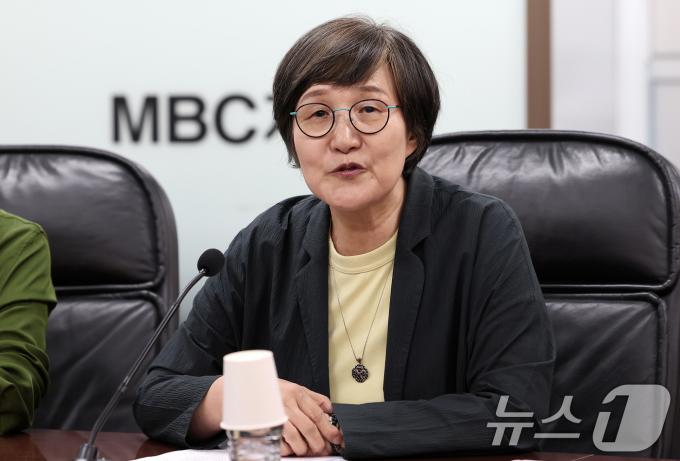 [사진] 방문진 이사 임명정지 법원 판정에 입장 밝히는 권태선 이사
