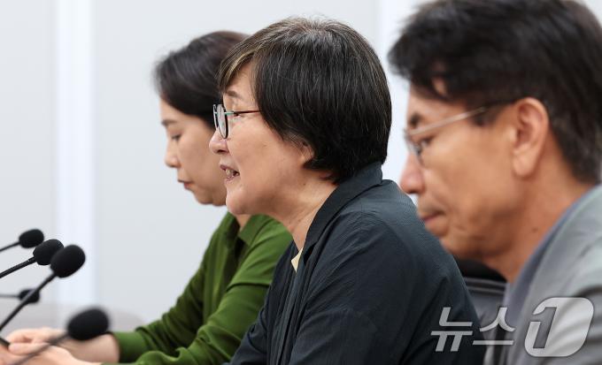 [사진] 입장 밝히는 방문진 이사들