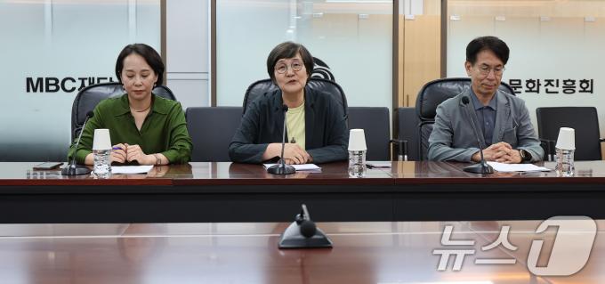 [사진] 법원 판정에 입장 밝히는 권태선 방문진 이사
