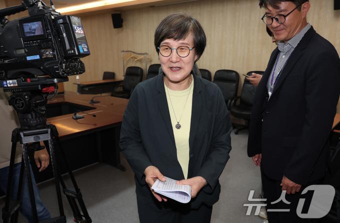 [사진] 기자회견 마친 권태선 방문진 이사