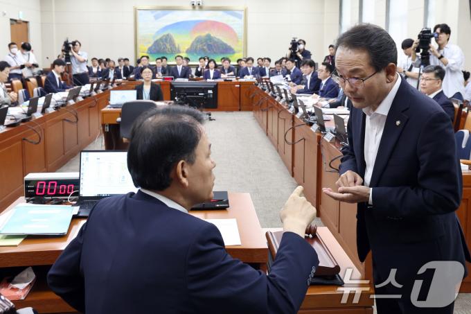 국회 정무위원회 윤한홍 위원장(왼쪽)과 야당 간사인 강준현 더불어민주당 의원이 26일 오전 서울 여의도 국회에서 열린 정무위원회 전체회의에서 대화하고 있다. 2024.8.26/뉴스1 ⓒ News1 구윤성 기자
