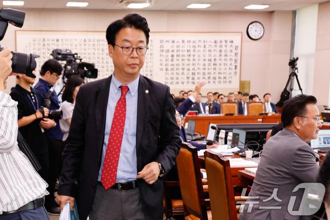 정청래 국회 법제사법위원장이 31일 오후 서울 여의도 국회에서 열린 법사위 전체회의에서 