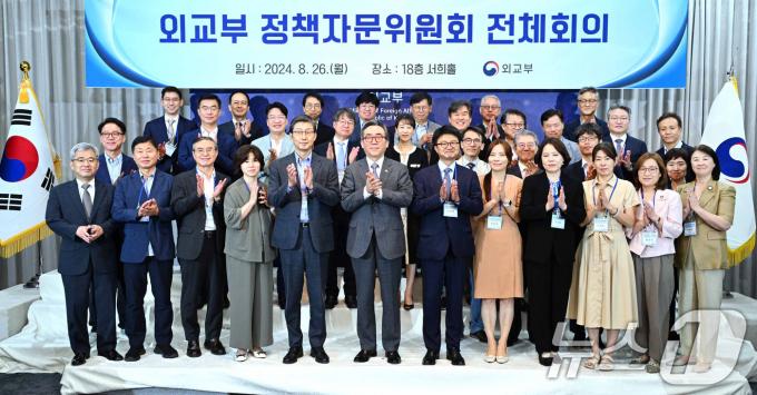 [사진] 박수치는 조태열 장관