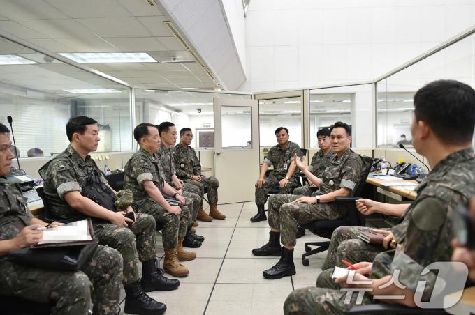 [사진] 전쟁지속지원 발전 방안 논의하는 김명수 합참의장