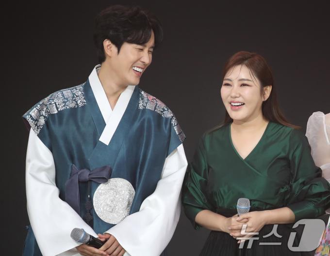 [사진] 신유·송가인, 선남선녀