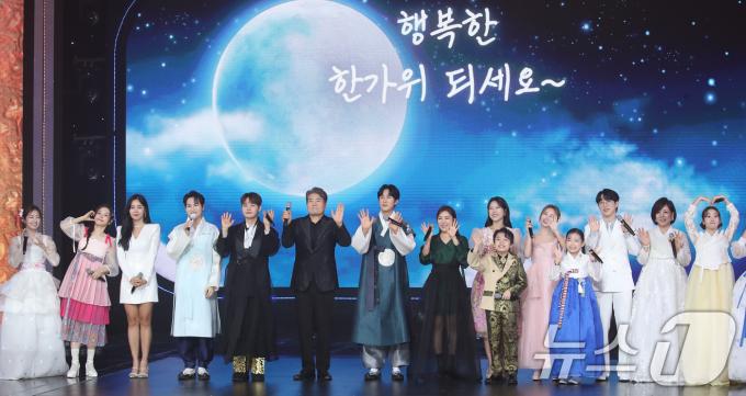 [사진] 쟁쟁한 트롯 가수들의 한가위 인사