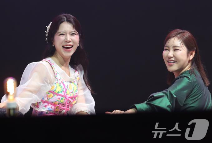 [사진] 양지은·송가인, 시링스러운 인사