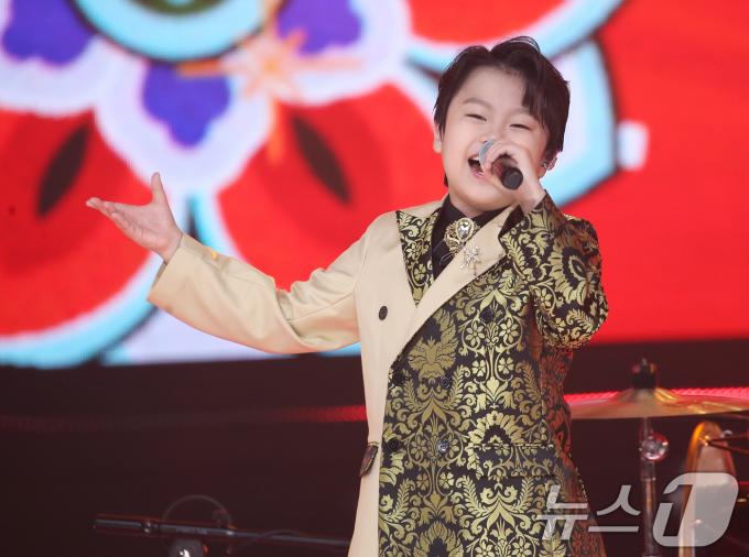 [사진] 황민호, 행복 요정