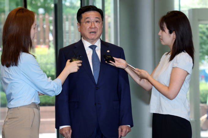 이찬희 삼성 준법감시위원회 위원장이 26일 오후 서울 서초구 삼성생명 서초사옥에서 열린 준법감시위원회 정례회의에 참석하며 취재진의 질문에 답하고 있다. / 사진=뉴스1 박정호 기자  /사진=(서울=뉴스1) 박정호 기자