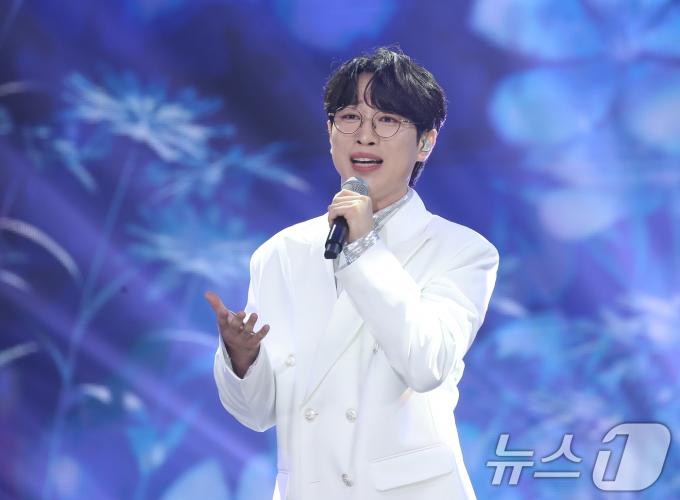 [사진] 안성훈, 이 세상 제일 예쁜 꽃 '엄마꽃'