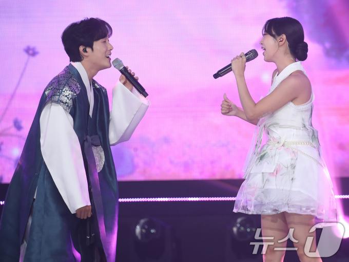 [사진] 신유·강혜연, 환상의 하모니