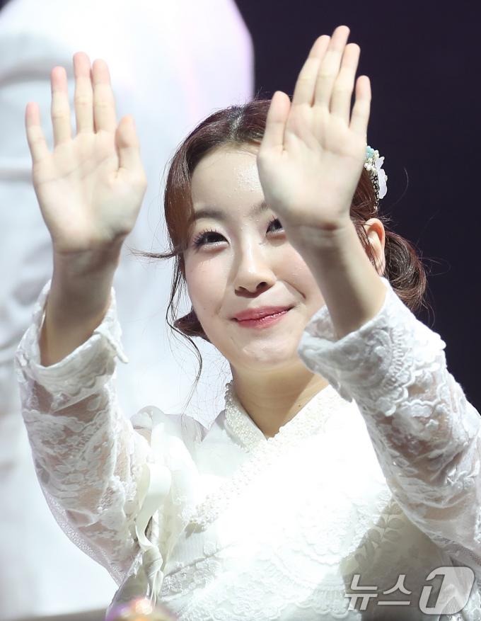 [사진] 오유진, 사랑스러운 손 인사