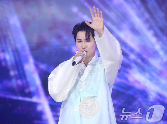 [사진] 김희재, 꽃도령의 파워풀한 보이스
